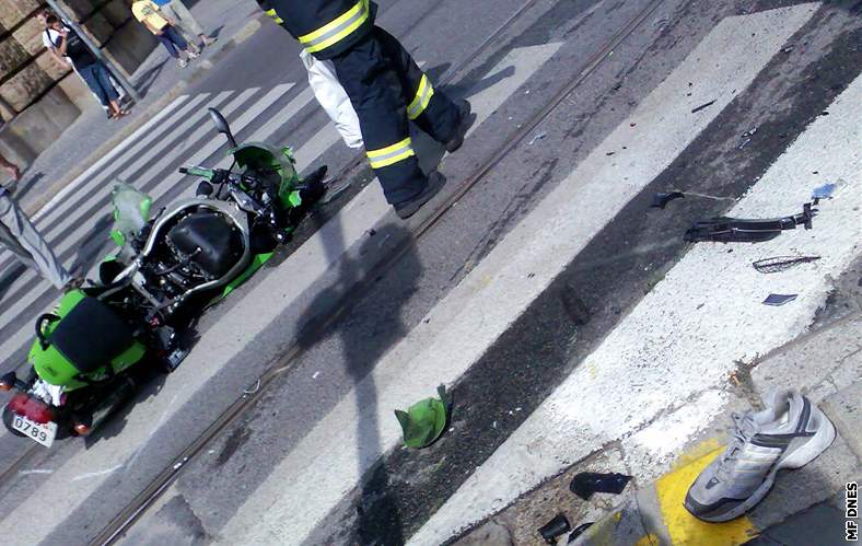 Na erotínov námstí v Brn se srazilo osobní auto s motorkou
