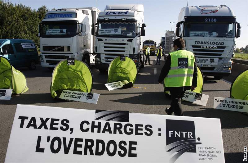Autodopravci ve Francii zablokovali dopravu. Domáhají se vládních opatení proti zdraování pohonných hmot.