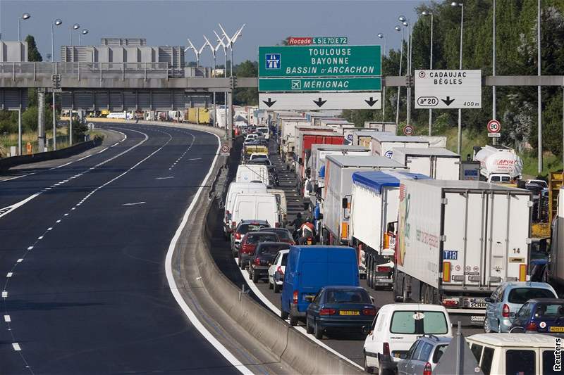 Autodopravci ve Francii zablokovali dopravu. Domáhají se vládních opatení proti zdraování pohonných hmot.