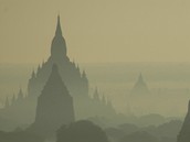 z vrcholu jednoho z chrám v komplexu Bagan v Myanmaru (Barma)