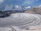 Snhové pole Dikaugenkyoz na úpatí Elbrusu, Kavkaz, Rusko