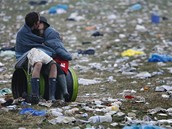Z festivalu v Glastonbury - líbající se dvojice mezi odpadky