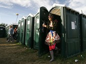 Z festivalu v Glastonbury - fanynka u toalet