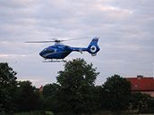 Vrtulník p�epravil popáleného pracovníka sb�rných surovin do nemocnice na Královských Vinohradech (30. �ervna 2008)