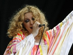 Z festivalu v Glastonbury - Alison Goldfrapp ze skupiny Goldfrapp