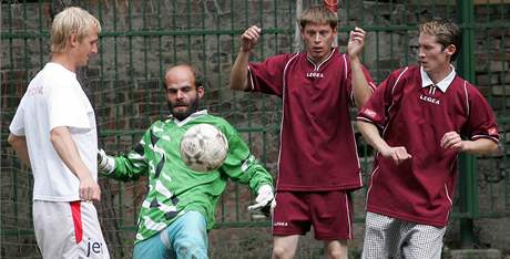 Prvoligoví fotbalisté sehráli v Brn pátelské utkání s bezdomovci