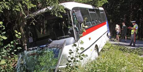 trnáct lidí bylo zranno pi nehod malého autobusu.