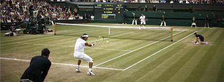 Wimbledon, finále: Roger Federer (dál), Rafael Nadal