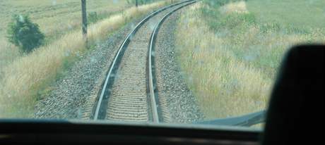 Osobní vlak projel na ervenou a vjel na kolej, kde stála manipulaní souprava. Ilustraní foto.
