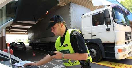 Celníci a policisté v Hatích vážili kamiony, aby jim znepříjemnili průjezd Znojmem