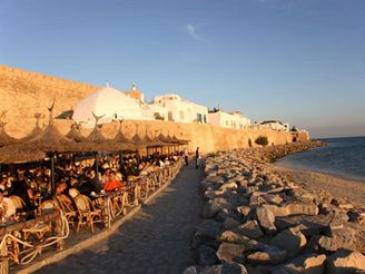 Restaurace na pobřeží Tuniska