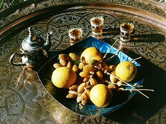 Pomeranče, datle a mátový čaj