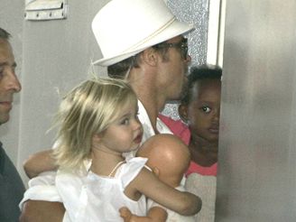 Brad Pitt s dcerami Zaharou a Shilon