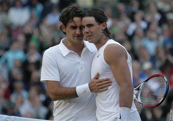 Roger Federer (vlevo) a Rafael Nadal svedli ped dvma lety ve finále fantastickou bitvu. Bude se letos jejich souboj opakovat?