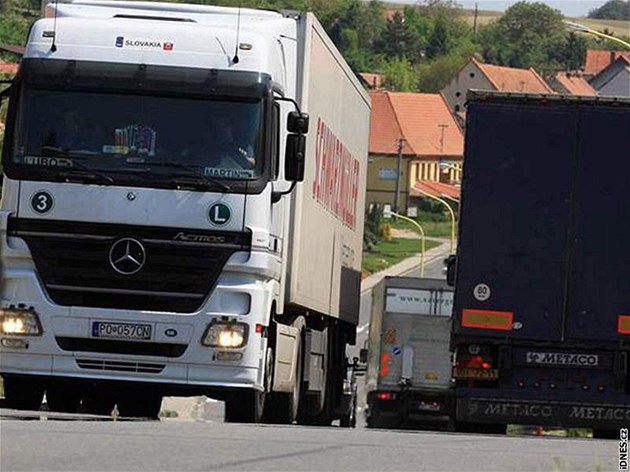 V Dašicích jezdí lidem kamiony tři metry od postelí - iDNES.cz