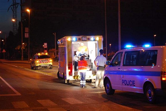 Noní sráka aut policist a stráník v Praze (1. ervence 2008)