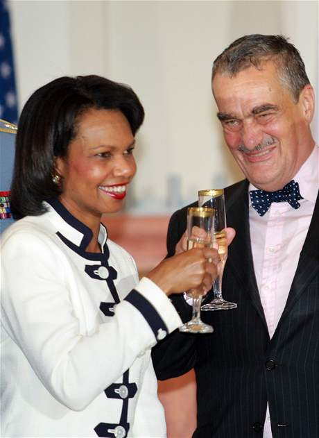 Americká ministryně Riceová si mohla po podpisu smlouvy přiťuknout s českým ministrem Schwarzenbergem.