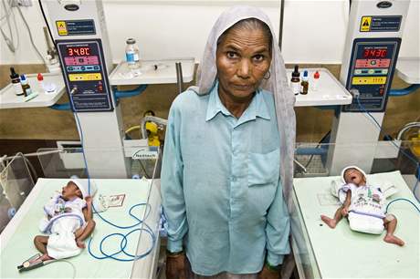 Sedmdesátiletá Indka se svými erstv narozenými dvojaty