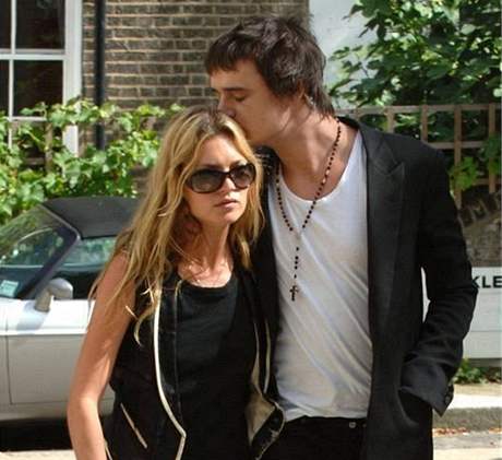Supermodelka Kate Mossová na procházce s bývalým pítelem Petem Dohertym. Práv on by mohl být otcem jejího druhého dítte.