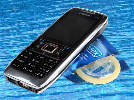 Mobil ochrání ped vodou i obyejný kondom