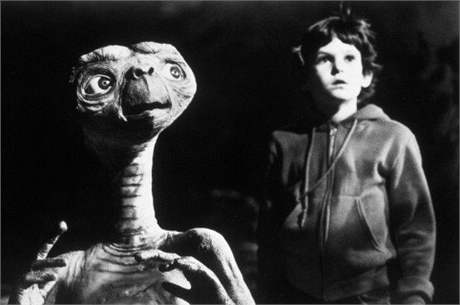 Volat dom se snail i slavný filmový mimozeman E.T. I rychlostí svtla by ovem zpráva napíklad na Gliese 581 g putovala dvacet let. Pokud planeta vbec existuje.