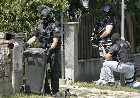 Rakoutí policisté po stelci dosud pátrají.