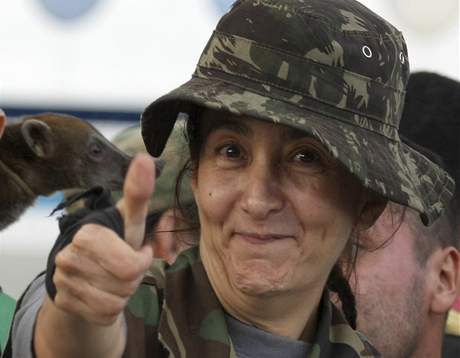 Osvobozená Ingrid Betancourtová na letiti (3. ervence 2008)