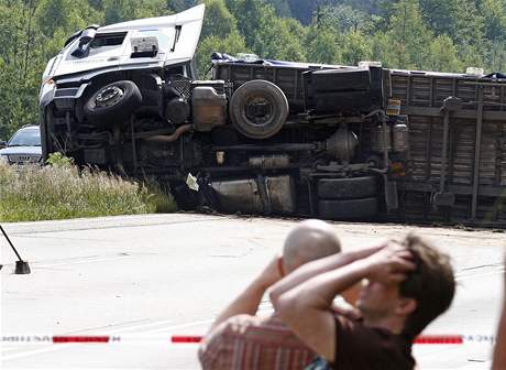 Kamion leící na boku blokuje na 166. kilometru dálnici D1 ve smru na Brno. Ilustraní foto.