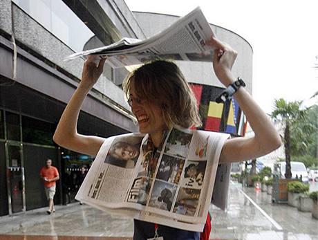 43. MFFKV - dívka se kryje novinami ped detm.