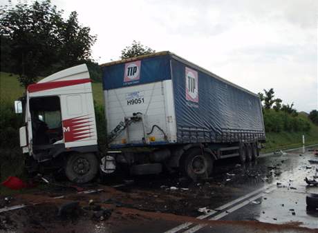 Znien kamion, kter se srazil s osobnm vozem u Most u Jablunkova (30. ervna 2008)