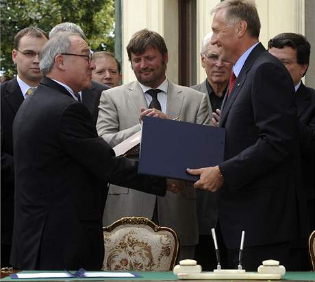 Mirek Topolánek a ředitel ESA Jean-Jacques Dordain podepsali přístupovou smlouvu k ESA (8. července 2008)