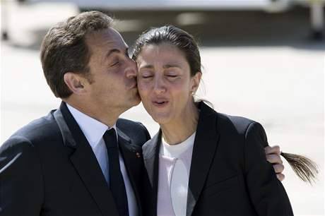 Francouzský prezident Sarkozy vítá na letiti kolumbijskou politiku Ingrid Betancourtovou