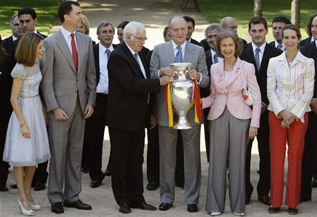 panlský král Juan Carlos drí pohár pro mistry Evropy. Osobn mu ho ukazuje reprezentaní kou Luis Aragones.