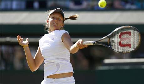 Britská juniorská tenistka Laura Robsonová bhem finále Wimbledonu 2008.