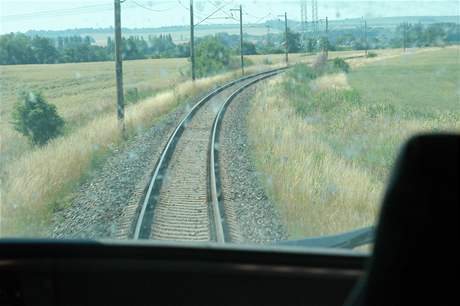 Osobní vlak projel na červenou a vjel na kolej, kde stála manipulační souprava. Ilustrační foto.