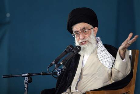 Poradce nejvyího íránského vdce Alí Chameneího (na fotografii) uvedl, e Írán udeí, pokud bude napaden.