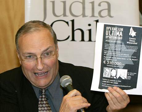 Efraim Zuroff z centra Simona Wiesenthala ukazuje "zatyka�" na Ariberta Heima