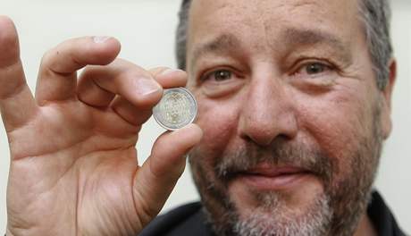 Pamtní eurominci navrhl designér Philippe Starck.