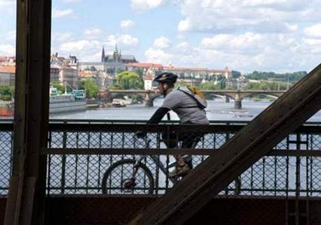 Cyklista se v Praze asto pohybuje mezi chodci.