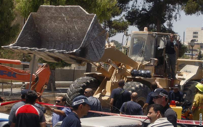 Palestinec najel buldozerem do izraelského autobusu.