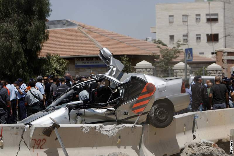 Palestinec najel buldozerem do izraelského autobusu.