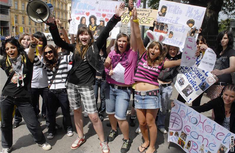 Několik desítek příznivců skupiny Tokio Hotel prošlo centrem Brna - požadovali návrat kapely do České republiky