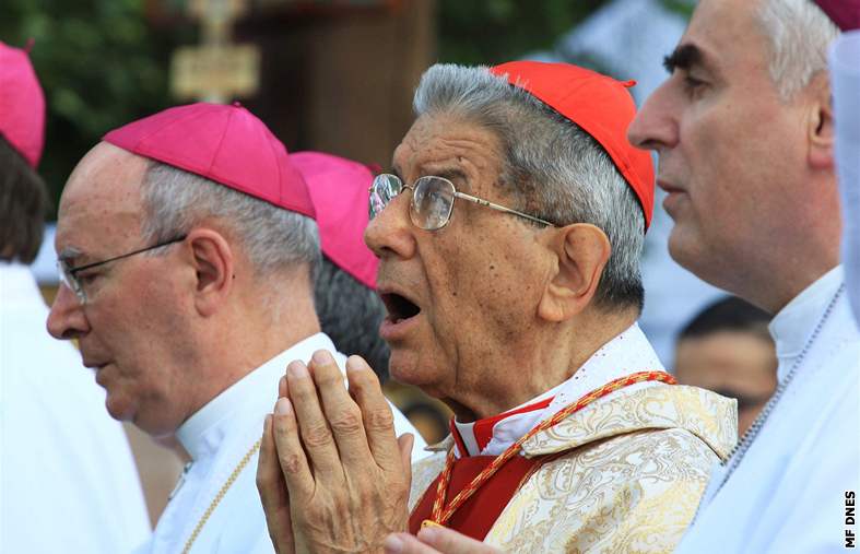 Mše v Mikulčicích byla věnována památce věrozvěstů Cyrila a Metoděje, zúčastnil se jí také kardinál Giovanni Coppa (uprostřed)