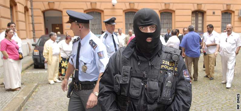 Policisté hlídají znesvářené klany olašských Romů na nádvoří Krajského soudu v Brně