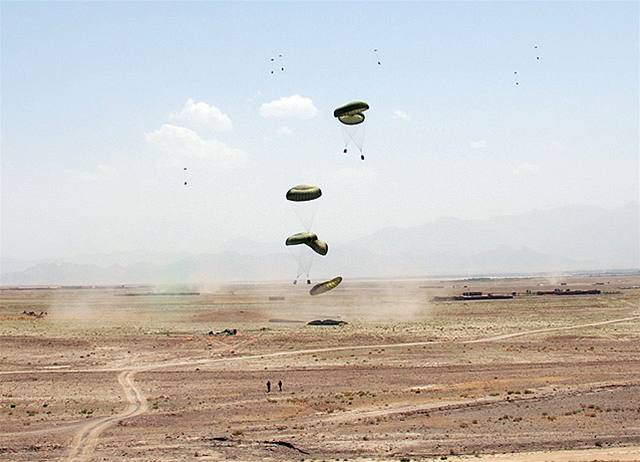Vzduné zásobování základny v Afghánistánu