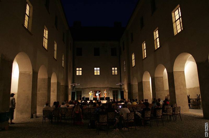 Folkový festival Zahrada zaal zahívacím koncertem na ternberském nádvoí klátera