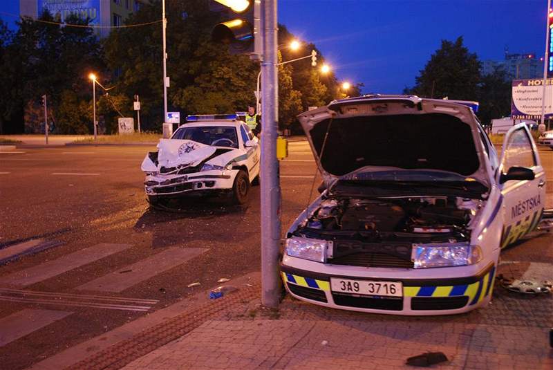 Noní sráka aut policist a stráník v Praze (1. ervence 2008)