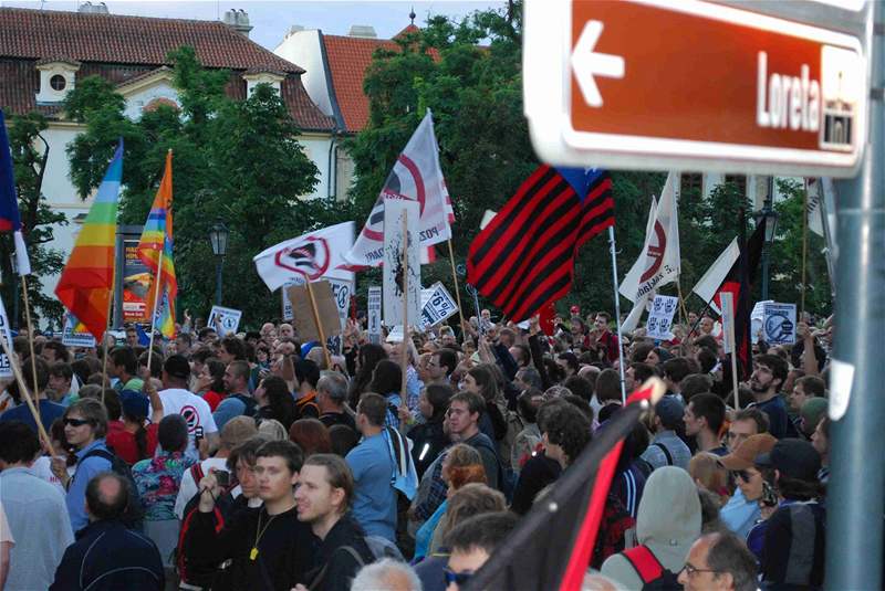 Předseda KSČM se fotil na památku s davem demonstrantů před jejich transparenty.