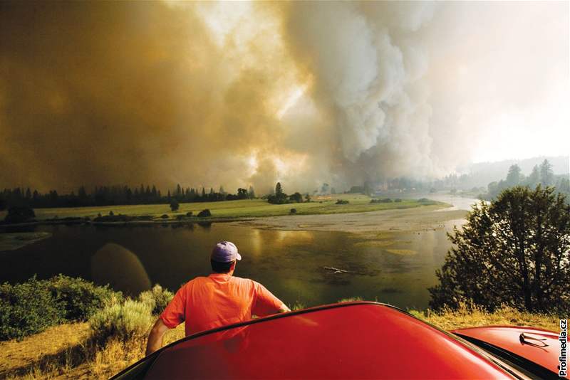 Mu pozoruje dým nad kalifornskou ekou Pit (30. ervna 2008)