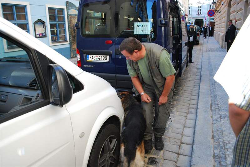 Policejní pes kontroluje auto, které poveze Riceovou na letit (9. ervence 2008)